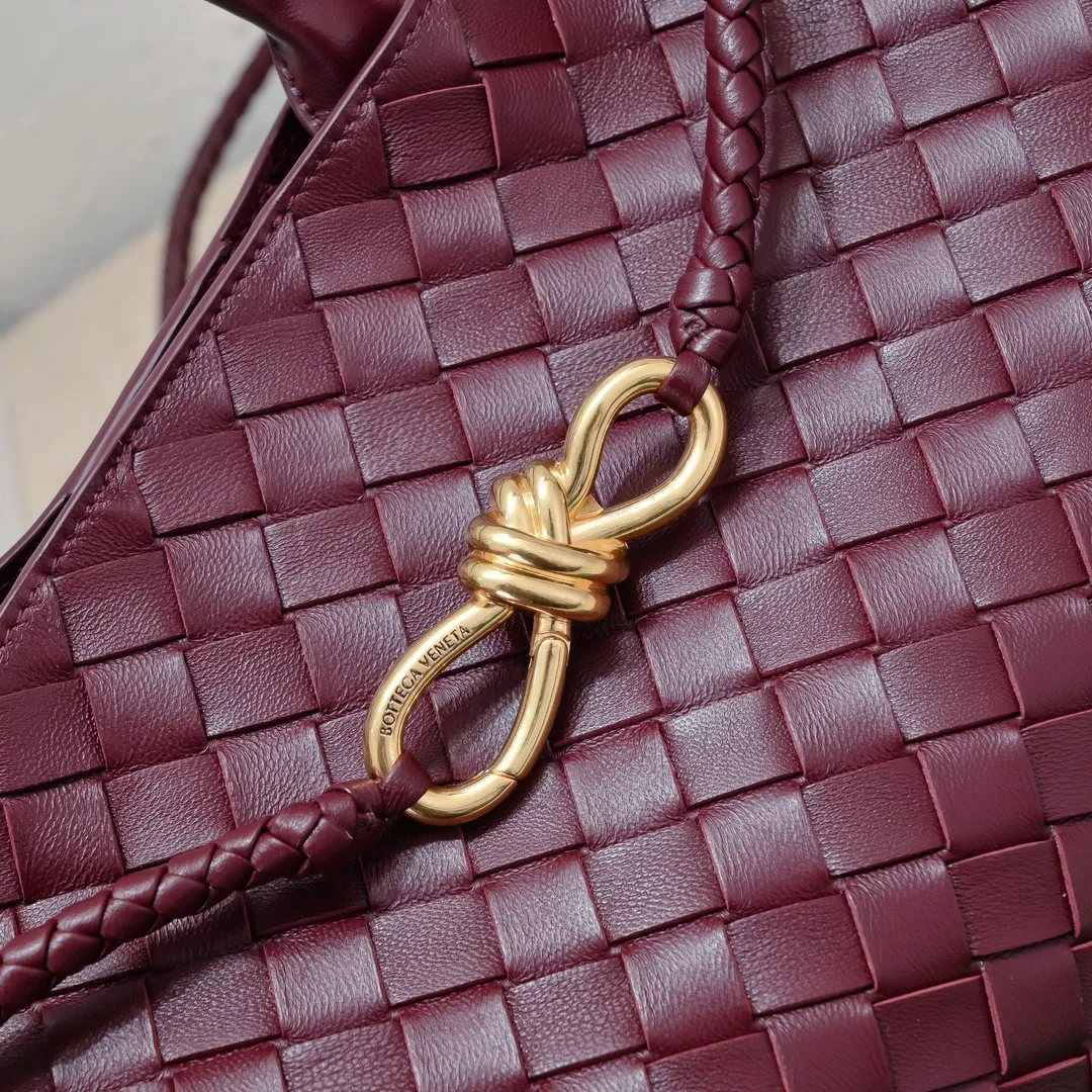 Batch 1960 #Bottega Veneta new horizontal Andiamo handbag, many stars have the same style 🎈 Classic full-body leather weaving with golden rope buckle, stable and chic enough [proud] The whole body is made of Nappa sheep leather, comfortable, soft and dynamic. The sliding metal rope buckle can adjust the shoulder strap, single shoulder / handbag / crossbody, multiple carrying methods, large bag capacity, suitable for commuting / daily / travel This bag is divided into small/medium/large sizes. There is always one that suits you, so take me with you🎀🎀 Size: 29x18x10 Model: 6463#